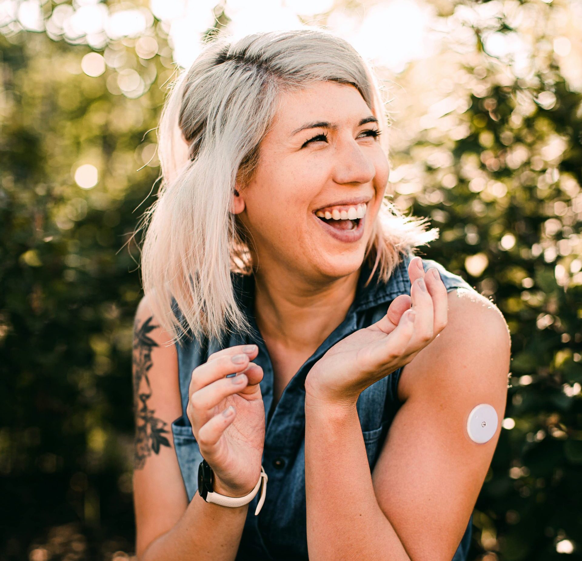 Vrouw met diabetes die een glucosemeter op haar bovenarm heeft om haar bloedwaarden in de gaten kan houden