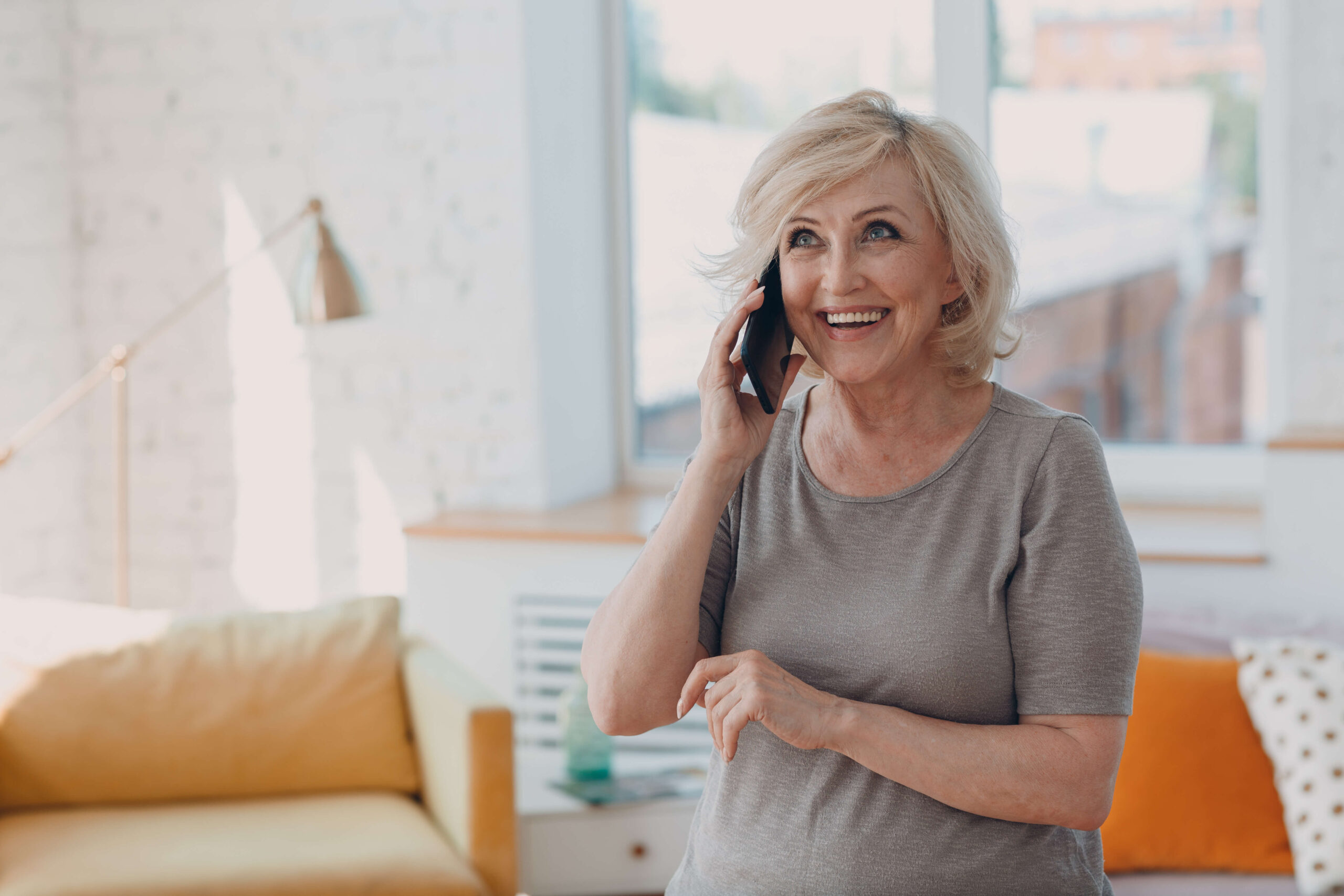 Vrou van middelbare leeftijd die belt met een mobiele telefoon